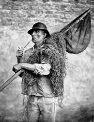 Ritratto di un pescatore che porta le sue reti